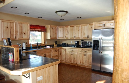 Hill City Cabin | Escape into the countryside. Spacious log home.