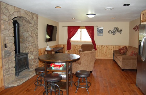Hill City Cabin | Escape into the countryside. Spacious log home.