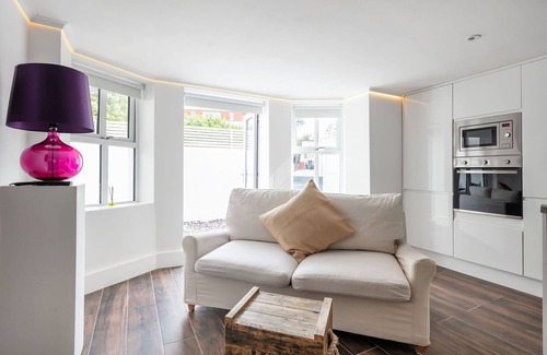 Snaresbrook Apartment | Escape London in London - Wanstead Village