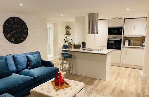 Snaresbrook Apartment | Escape London in London - 2 bed luxury apartment in lovely Wanstead