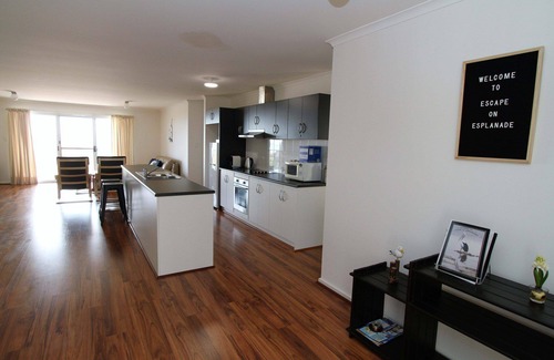 Para Wurlie House | Escape on Esplanade ~ Absolute Beachfront - Winter Specials!!!