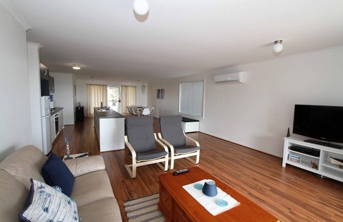 Para Wurlie House | Escape on Esplanade ~ Absolute Beachfront - Winter Specials!!!