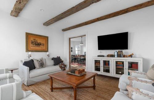 Van Dyne House | Escape the city life at The Highland Farmhouse