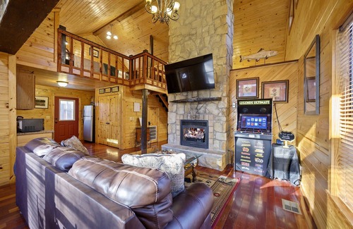 Broken Bow Cabin | Escape the City: Romantic Honeymoon Cabin in the heart of Hochatown