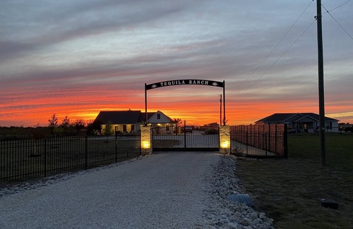 Taylor House | Escape the City to Tequila Ranch! Your private oasis on 2 acres!