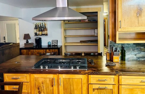 Fishhook House | Escape to a cozy Alaskan retreat near Hatcher Pass