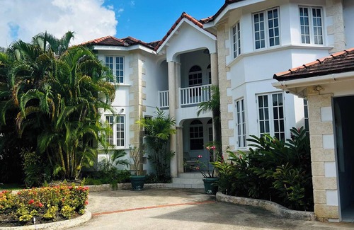 Paynes Bay Villa | Escape to a delightful spacious family villa