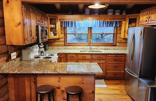 Andrews Cabin | Escape to a peaceful creekside 2-bdrm cabin with WiFi, AC in Nantahala Lake area