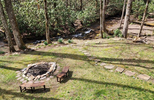 Andrews Cabin | Escape to a peaceful creekside 2-bdrm cabin with WiFi, AC in Nantahala Lake area
