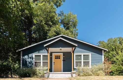 East Riverside House | Escape to a Restored 1920s East Waco Bungalow