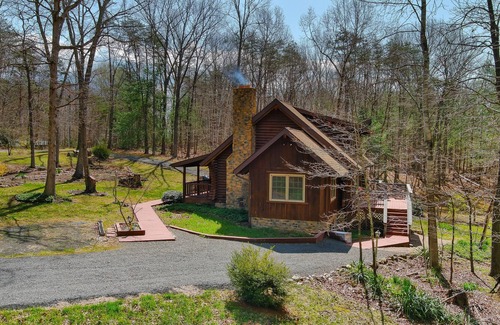 Haywood Cabin | Escape to cozy spacious log cabin in woods