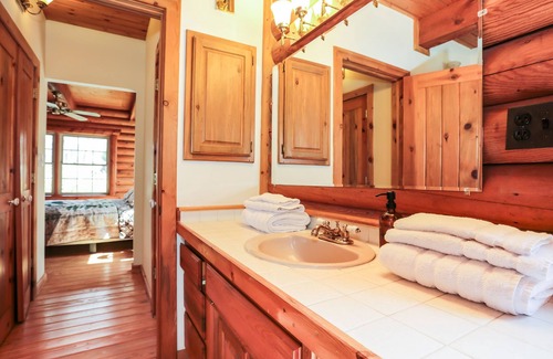 Haywood Cabin | Escape to cozy spacious log cabin in woods