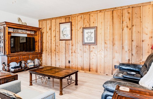 Llano House | Escape to Faulkner Ranch & Horse Hostel Countryside!