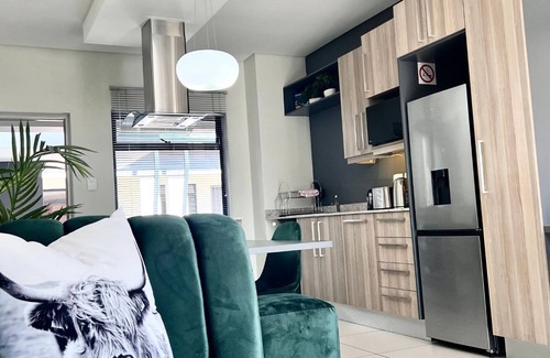 Greater Johannesburg Metropolitan Area Apartment | Escape to Haven on 9th: Where Sandton's Energy Meets Tranquility.
