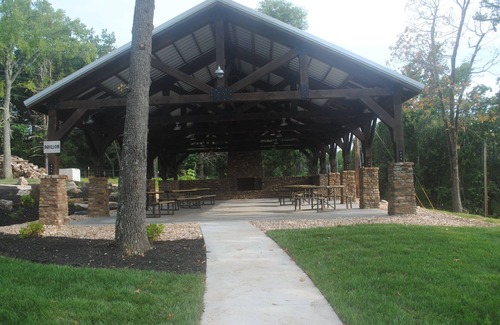 Kimberling City Cabin | Escape to Luxury, Modern Farmhouse Oasis W/Hot Tub, Scenic Views, Amenities!