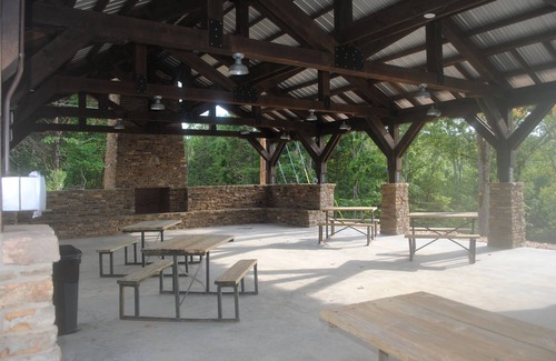 Kimberling City Cabin | Escape to Luxury, Modern Farmhouse Oasis W/Hot Tub, Scenic Views, Amenities!