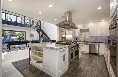 Scotch Eighty House | Escape To Modern Luxury-1.5 Miles to the Strip! Close to everything!