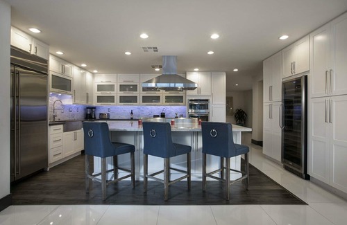 Scotch Eighty House | Escape To Modern Luxury-1.5 Miles to the Strip! Close to everything!