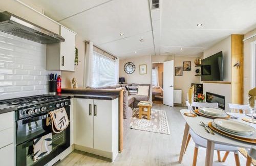 Pevensey Ski Chalet | Escape to Paradise at Pevensey Bay Holiday Park 13 Woodland Walk
