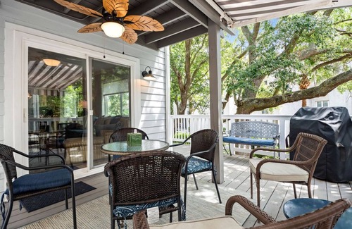 Saint Simons Island House | Escape to the Beach - to a Fantastic Retreat-mere steps from the Beach