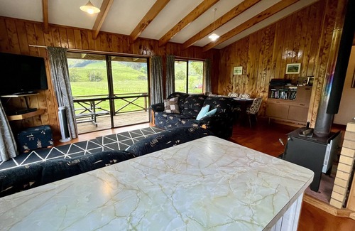 Colville House | Escape to the Countryside: Enjoy Free WiFi at Our Cozy Farm Stay Cottage!