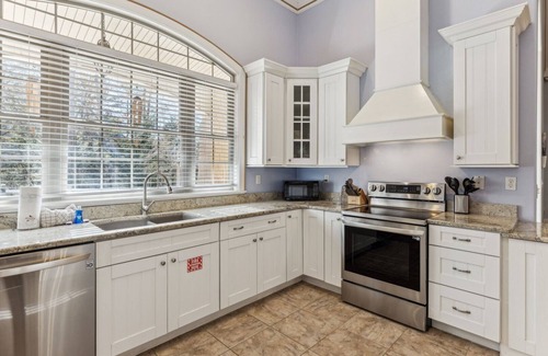 Gatlinburg - Pigeon Forge House | Escape to The Estate at Mill Creek: Luxury 5-Bed with Private Pool, Hot Tub, Game Room & Fire Pit