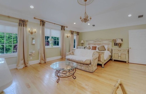 Glen Head House | Escape to the Hamptons in Style at Villa East