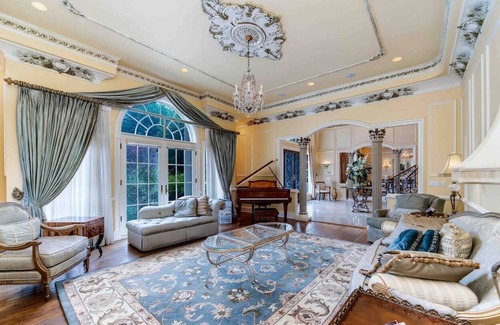 Glen Head House | Escape to the Hamptons in Style at Villa East