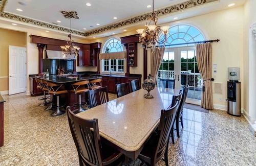 Glen Head House | Escape to the Hamptons in Style at Villa East