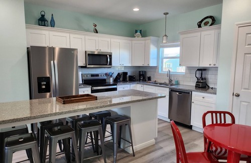 Crystal Beach House | Escape to the beach. Pets & kid friendly. Sleeps 14