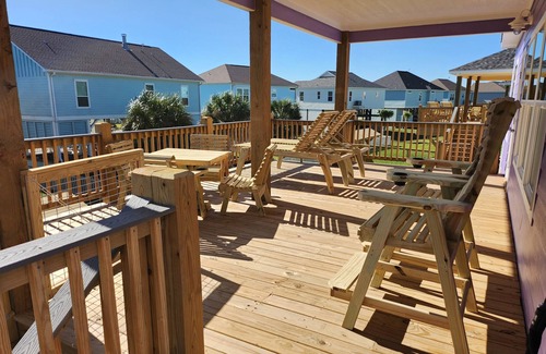 Crystal Beach House | Escape to the beach. Pets & kid friendly. Sleeps 14