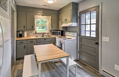 Ingles House | Escape to this charming home in the Dehaven Park area of Claytor Lake
