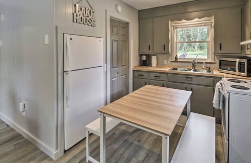 Ingles House | Escape to this charming home in the Dehaven Park area of Claytor Lake