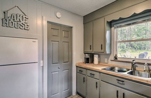 Ingles House | Escape to this charming home in the Dehaven Park area of Claytor Lake