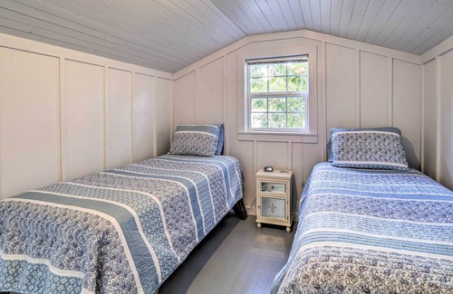 Ingles House | Escape to this charming home in the Dehaven Park area of Claytor Lake