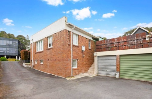 Mount Eden House | Escape to this sun-kissed double bedrooms Mount Eden mountain view house