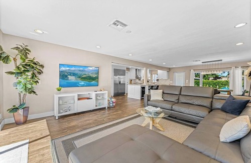 Lauderdale-by-the-Sea House | Escape to a modern 3 Bedroom retreat just minutes away from the most amazing beach in South Florida