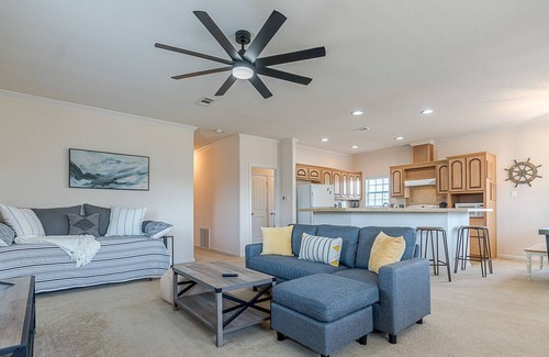 Crystal Beach House | Escape to Your Ultimate Relaxation Destination - Sleeps 8 and Dogs are Welcome!