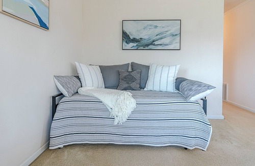 Crystal Beach House | Escape to Your Ultimate Relaxation Destination - Sleeps 8 and Dogs are Welcome!