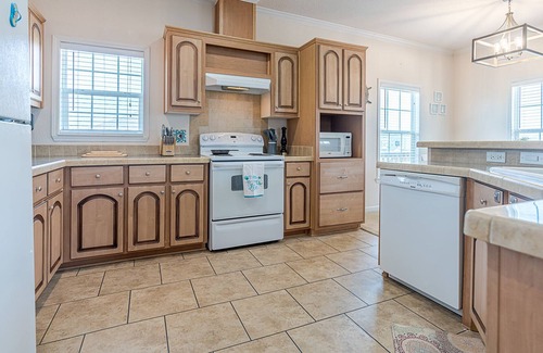 Crystal Beach House | Escape to Your Ultimate Relaxation Destination - Sleeps 8 and Dogs are Welcome!