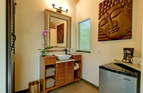 Hilo House | Escape to your private oasis perched on a cliff with a jungle view