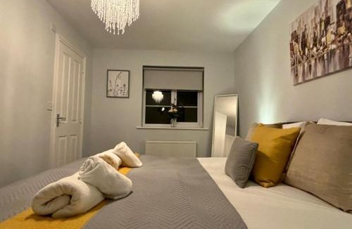 Maidenbower House | Eskdale Townhouse- Spacious & Beautiful 4BR in Crawley