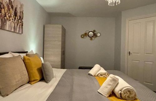 Maidenbower House | Eskdale Townhouse- Spacious & Beautiful 4BR in Crawley