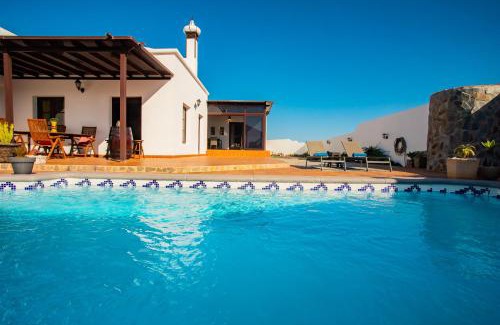 Guime Villa | Eslanzarote Acoruma House, Super Wifi, Heated Pool