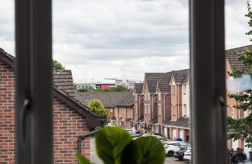 Stoke-on-Trent House | ESONGRACE Stays - Stylish quaint three bed home