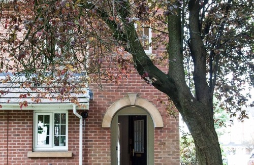 Stoke-on-Trent House | ESONGRACE Stays - Stylish quaint three bed home