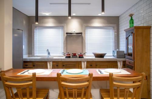 Tiradentes Apartment | ESPAÇO 250 - Apto mobiliado, 3 quartos, sendo uma suíte, banheiro social, cozinha completa, sala de estar, ar condicionado, tv e internet