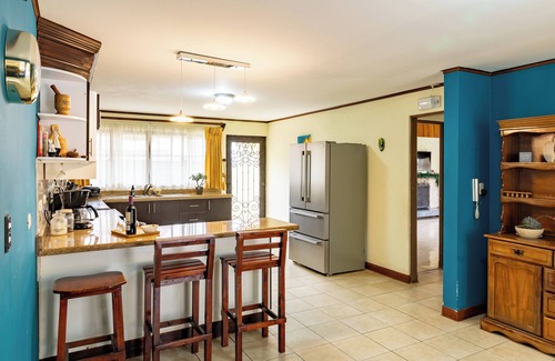 La Guaria House | Espaciosa Casa Familiar Cerca de San José: 4 Dormitorios, Oficina, BBQ y Otros