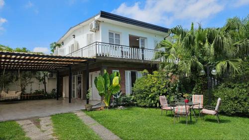 Yerba Buena House | Esperanza Suites