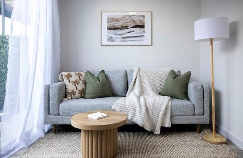 Seaford House | Esplanade Elegance Seaford: Sleeps 7